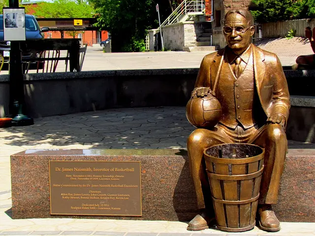 La statue de James Naismith à Almonte (Ontario).