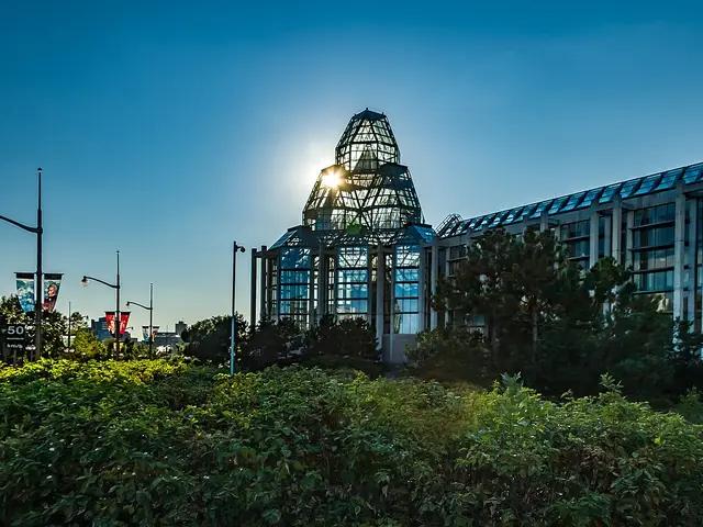 Le bâtiment de verre et de granit du Musée des beaux-arts du Canada.