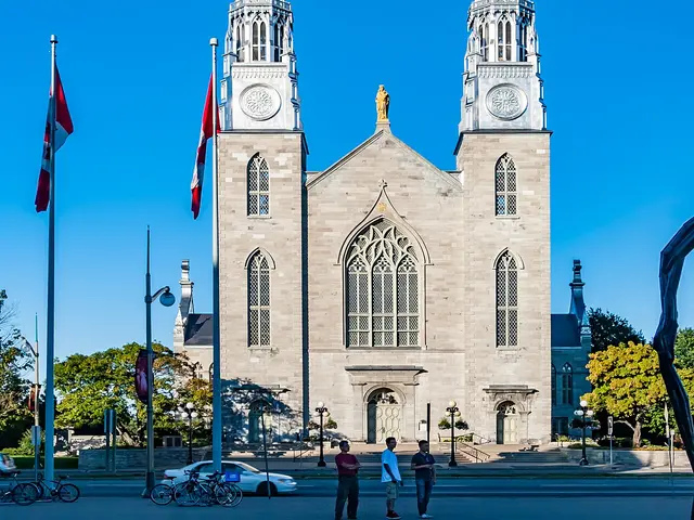 Les flèches jumelles de la basilique Notre-Dame à Ottawa.