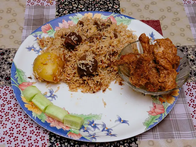 A home-cooked plate of mutton biryani served with Bengali-style chicken kassa.