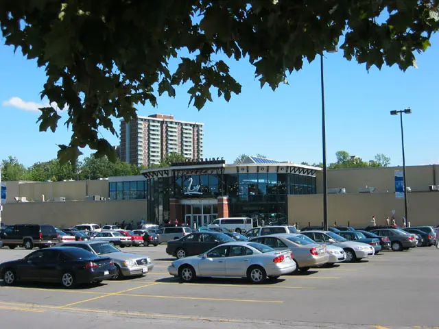 Centre commercial Billings Bridge à Ottawa.