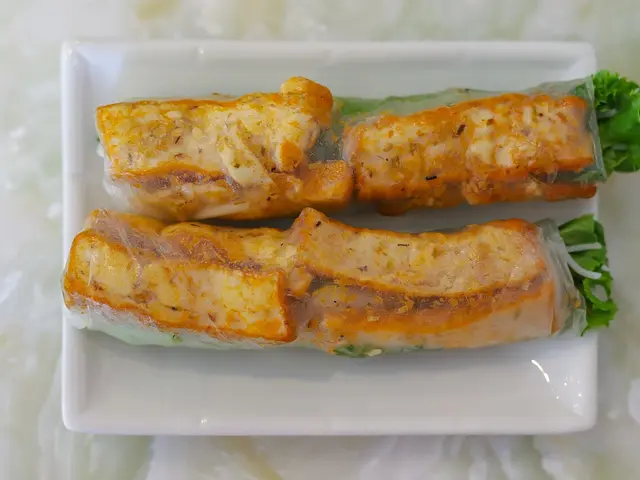 Fresh Vietnamese vegetarian spring rolls (goi cuon chay).