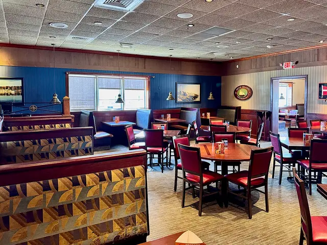 The interior dining room of a Red Lobster restaurant in Knoxville, Tennessee, with booths and tables set for diners.