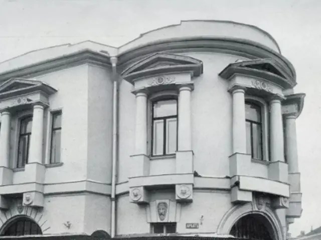 Historic 1904 photograph of the Praga restaurant facade.