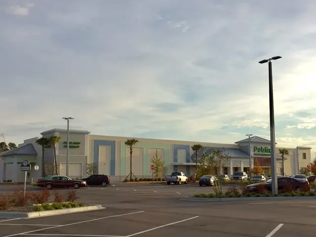 The exterior of a Publix supermarket and its parking lot in South Carolina