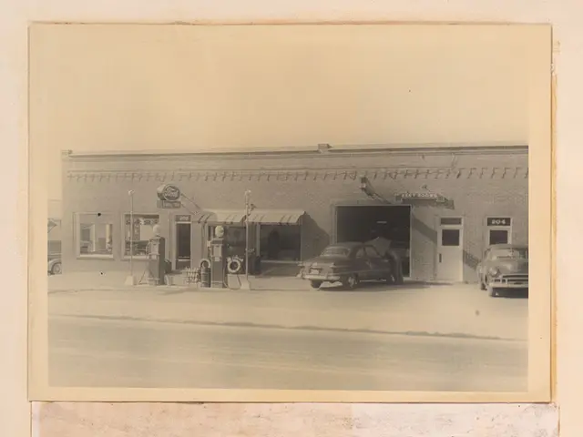 Historic 1951 photograph of the exterior of the Green Leaf Dining Room restaurant in Sylvania, Georgia.